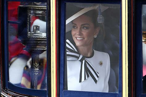 Kate Middleton Pela Primeira Vez Em P Blico Desde Que Concluiu