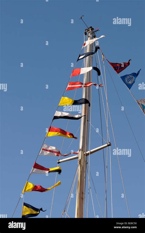 Tall ship mast flag hi-res stock photography and images - Alamy