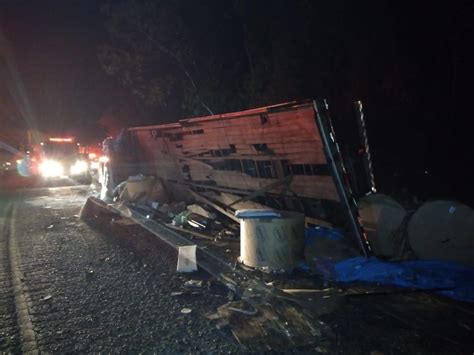 Caminhão invade a contramão bate em carreta e um morre na BR 470