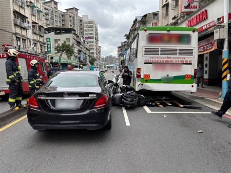 18歲女追撞公車再被撞 命大僅手擦傷！先收無照罰單一張