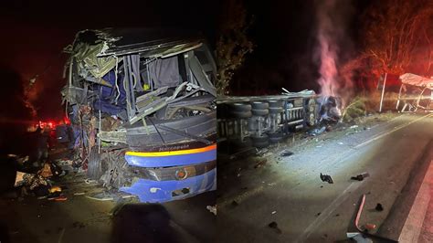 Grave acidente envolvendo caminhão e ônibus deixa 2 mortos e 23 feridos