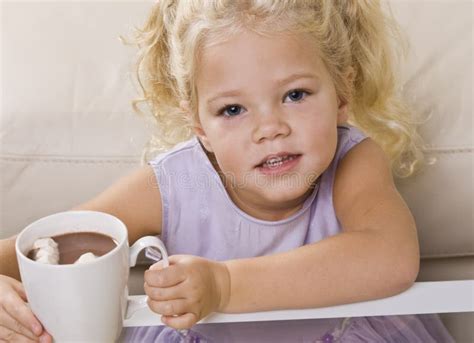 Fille Buvant Du Chocolat Chaud Hors De La Tasse Photo Stock Image Du