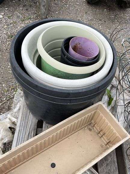 Planter Pots 15 1 2 To 17 W X 5 1 2 To 12 D Tomato Cages 54 H And