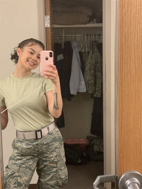 Follow 𝓜𝓪𝓶𝓲𝓲𝓵𝓿𝓮𝓮 Army Outfit Military Women Military Girl