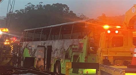 國1北向1273k大客車與5小客車追撞事故已排除 高公局籲養足精神再駕車 台灣好新聞 Line Today