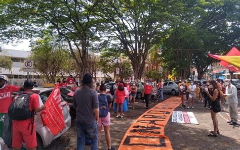 Manifestantes Fazem Protesto Contra O Governo De Jair Bolsonaro No Sul