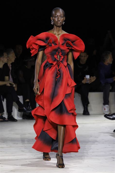 Alexander Mcqueen Paris Verão 2024 Desfiles Vogue