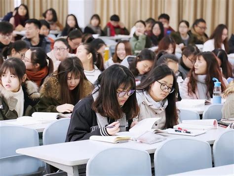 大學女教師課間忘關投影儀，搜索記錄被學生看到，場面很尷尬 每日頭條