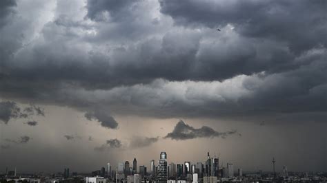 Unwetter Ber Hessen Baum St Rzt In Frankfurt Auf Oberleitung