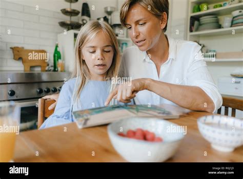 Maman Et Sa Fille Lisent Un Livre Banque De Photographies Et Dimages à