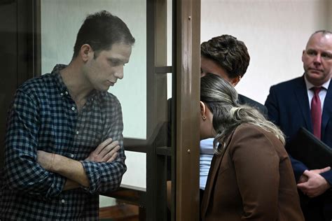 Evan Gershkovich Seen In Russian Court For First Time Since Arrest