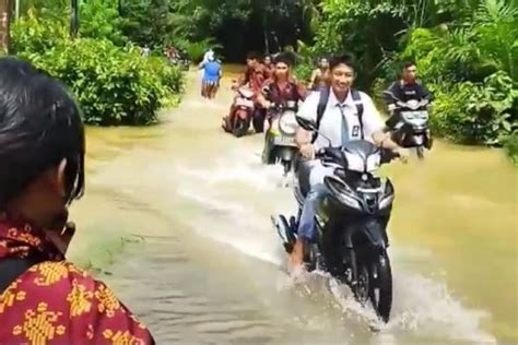 Foto Desa Di Sambas Kalbar Terendam Banjir Ratusan Warga Mulai