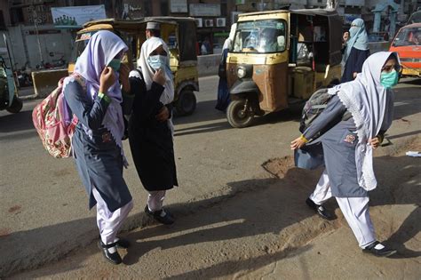 سندھ بنیادی سہولیات کی کمی کے سبب لڑکیاں سکول چھوڑنے پر مجبور Urdu