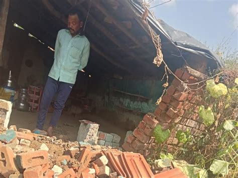 Wall Of Mud House Collapsed कच्चे मकान की दीवार गिरी महिला सहित दो बच्चे हुए मामूली घायल