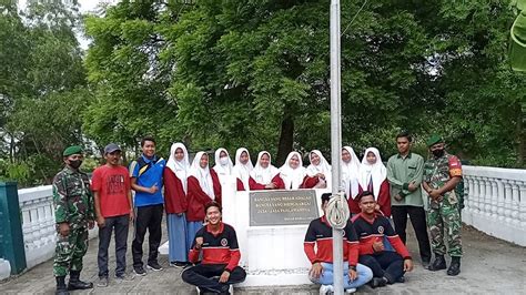 Peringati Hari Pahlawan Siswa SMK Muda Gresik Ganti Bendera Usang