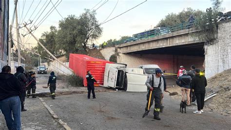 Tráiler se Queda Sin Frenos Choca y Cae de Puente en Tlalnepantla Hay