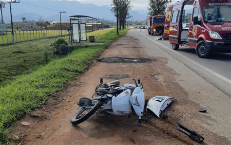 Motociclista é imobilizado e conduzido de aeronave ao hospital após