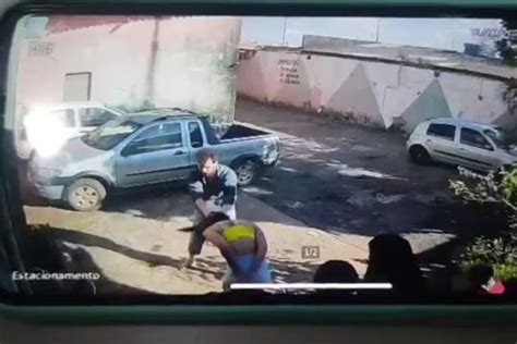 Câmeras flagram momento em que homem arrasta mulher pelos cabelos e