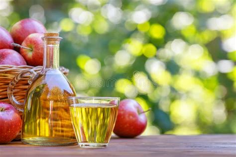 Appelcider Of Appelsap In Glas En Fles In De Openlucht Stock Foto