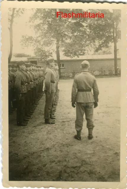 PHOTO ALLEMANDE GUERRE WW2 Soldats De La Wehrmacht En Rang EUR 1 99