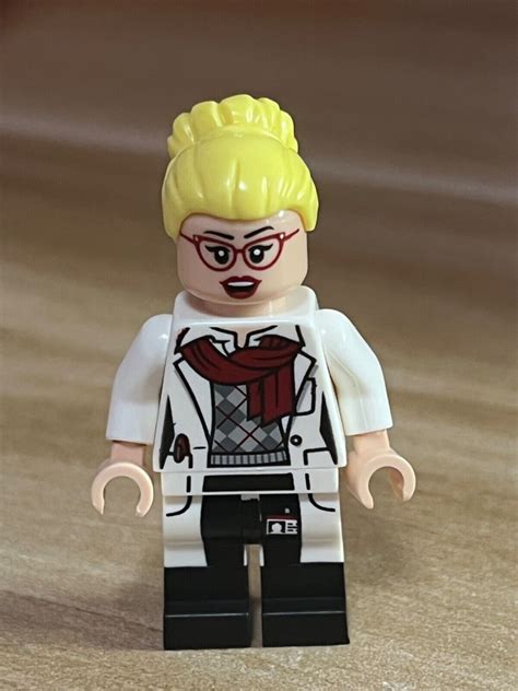 NEW LEGO Dr Harleen Quinzel Minifigure FROM SET 70912 The BATMAN MOVIE