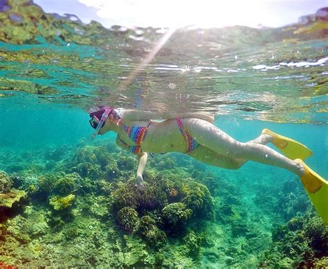 ビキニでシュノーケリングする女性ダイバー Underwater lovers Underwater Snorkeling