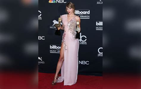 Taylor Swift Flashes Her Crotch At The Billboard Music Awards