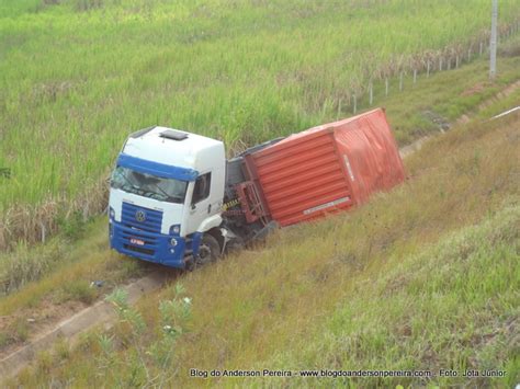 Acidente Carreta Tomba Em Ribanceira Na BR 101 Blog Do Anderson