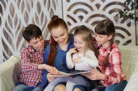 Livros De Leitura Felizes Da Fam Lia Em Casa Imagem De Stock Imagem