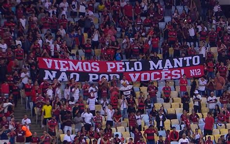 Torcedores Do Flamengo Levam Faixa E Protestam Contra Landim E Braz