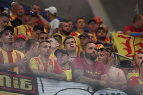 Pko Ekstraklasa Kibic W Wspiera O Koron Kielce Dopingiem W