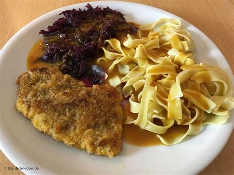 Panierte Schnitzel mit Bandnudeln Rotkohl und Rahmsoße ess dich lecker