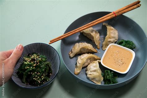 Gebratene Asiatische Dim Sum Teigtaschen Mit Wakame Algen Salat Und