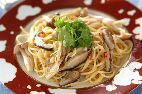 キノコとアンチョビのパスタ【e・レシピ】料理のプロが作る簡単レシピ20101018公開のレシピです。