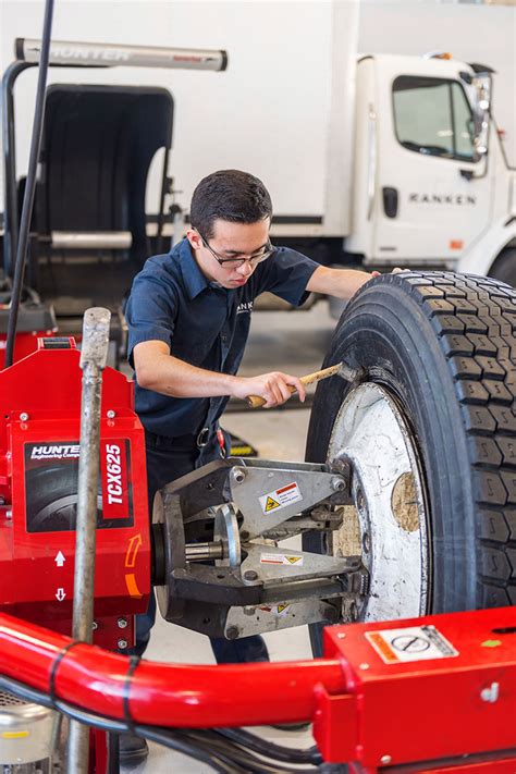 Heavy-Duty Tire Changers | Hunter Engineering Company®