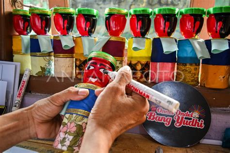 Kerajinan Ondel Ondel Dari Limbah Botol Plastik Antara Foto