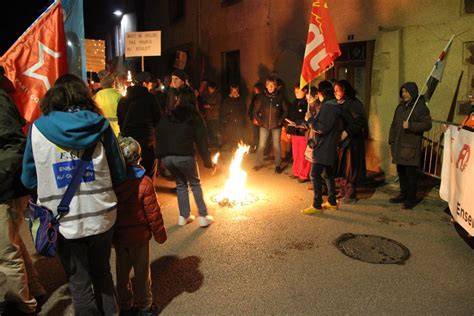 Près de 200 personnes défilent à Brioude à la lueur des flambeaux