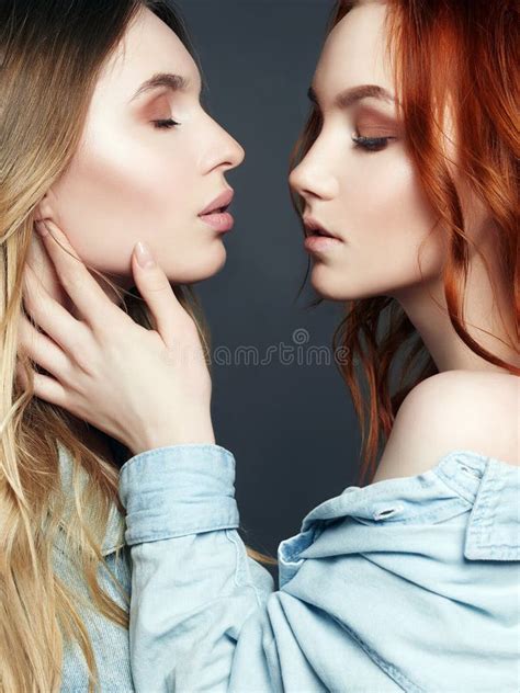 De Mooie Meisjes Koppelen Omhelzing Van Twee Vrouwen Stock Foto Image