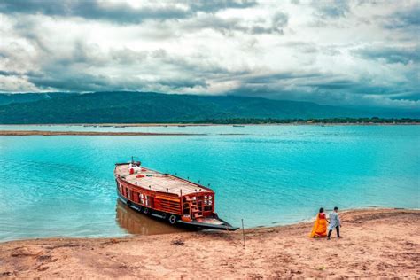 Book a tour on a houseboat in Bangladesh and experience the Tanguar Haor wetlands