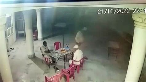 पुलिस के साथ पापा की दारू पार्टी बेटे ने Video किया वायरल 90 साल की