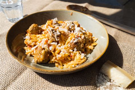 Orzo Met Gehaktballetjes In Tomatensaus