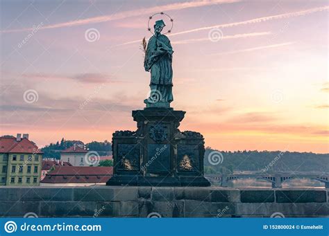 Estatua De Juan De Nepomuk En El Puente De Charles En Praga Foto De