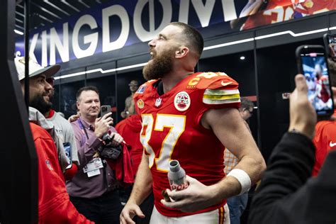 Travis Kelce Drunkenly Serenades Chiefs Parade Crowd With Garth Brooks ...