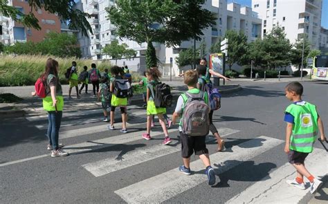 Cergy Avec Le Pédibus Ils Vont à Lécole à Pied Sous Bonne Escorte