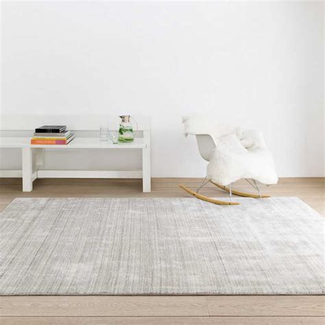 Tapis gris haut de gamme en laine et viscose tissé main par Ligne Pure