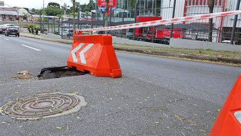 Erosão abre buraco próximo a Rua General Mário Tourinho em Curitiba