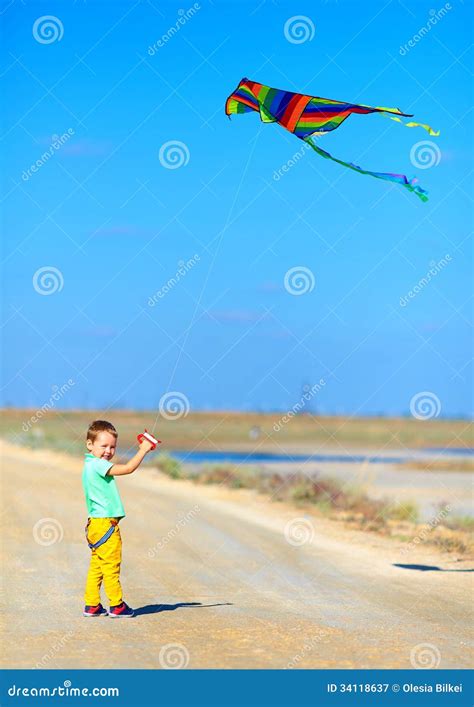 Enfant Heureux Jouant Avec Le Cerf Volant Image Stock Image Du