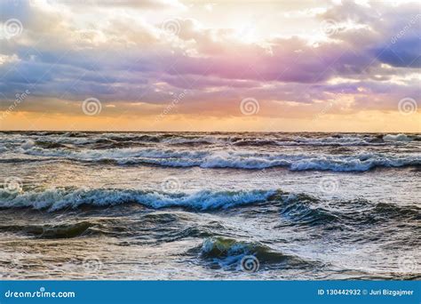 Puesta Del Sol En El Cielo Nublado Sobre El Mar Tempestuoso Foto De