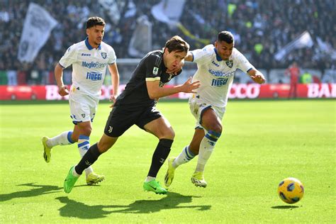 Juventus Frosinone Vlahovic voit double Chiesa et la défense