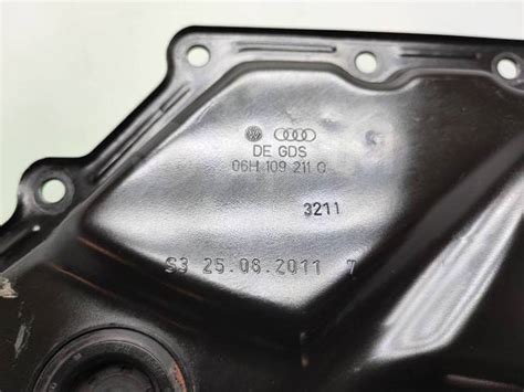 Купить Крышка двигателя 06H109211Q Шкода Октавия А5, Йети, Суперб 2, VW ...